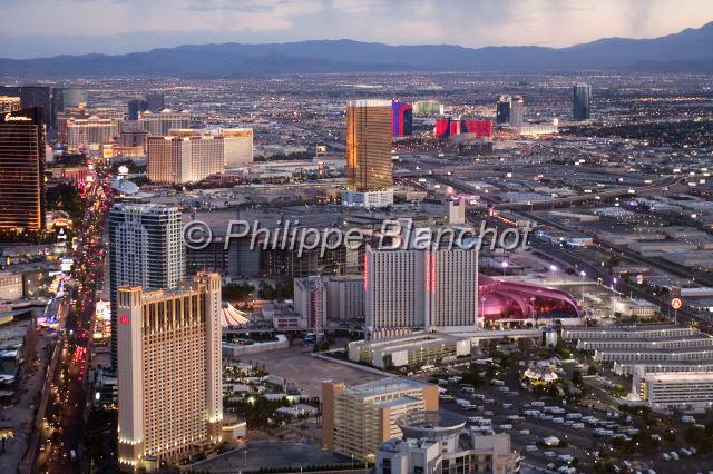 etats unis ouest 34.JPG - Las Vegas à la tombée de la nuit depuis la Stratosphere towerNevada, Etats-Unis